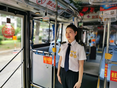 新工装 新形象 集团举行新工装换发仪式